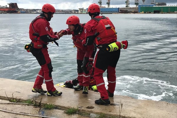 Interventni tim HCK s Rescue runnerom u pokaznoj vježbi NAMIRG